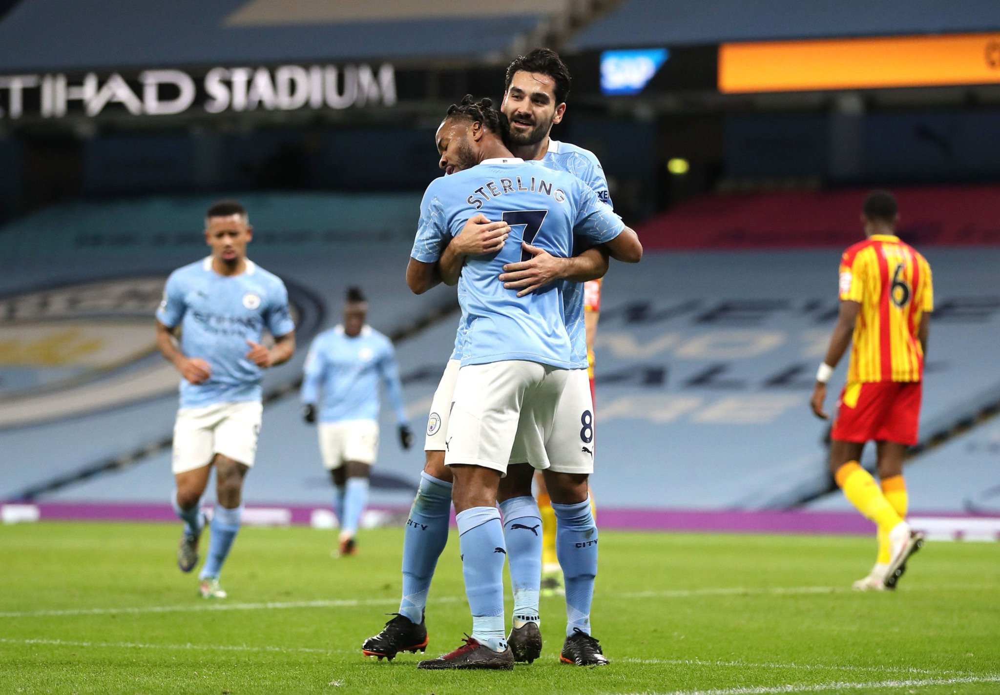 輪奠定了堅 輪奠定了堅