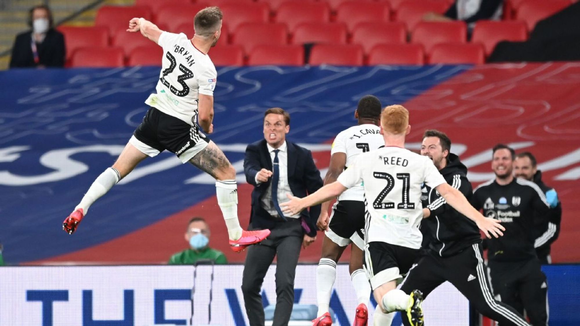 展现出了惊 展现出了惊